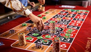 Antarmuka aplikasi mobile mikatoto menampilkan meja live blackjack dan sportsbook Liga 1